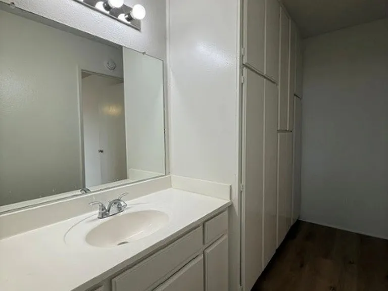 Marquis Apartments — Photo 14