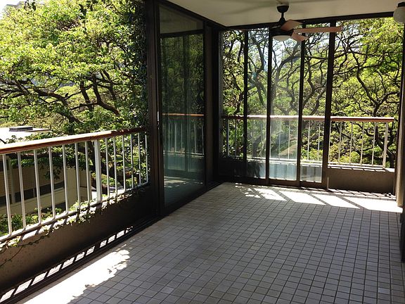 covered Lanai w floor to ceiling sliding doors open