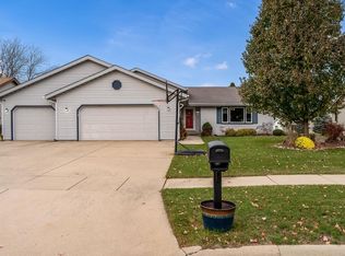 1120 Comfortcove Dr, Machesney Park, IL 61115