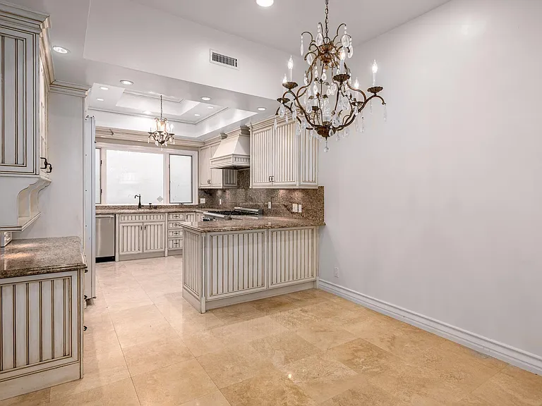 2334 Benedict Canyon Dr — Photo 13