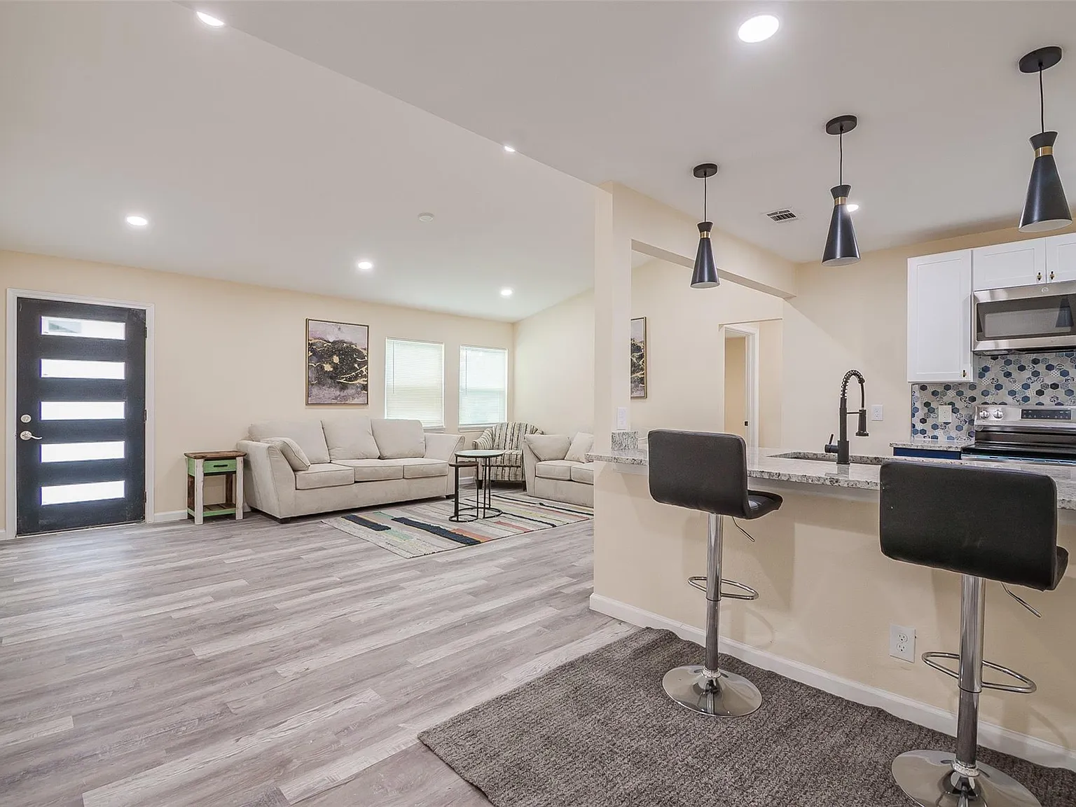 3 bed, 1258 sqft, $2,200 — Photo 1