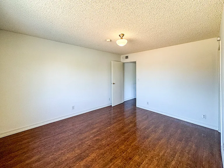 4554 Russell Ave #2 — Photo 17