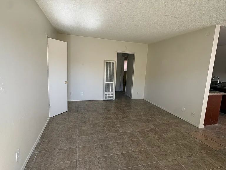 321 W 1st St #2 — Photo 1
