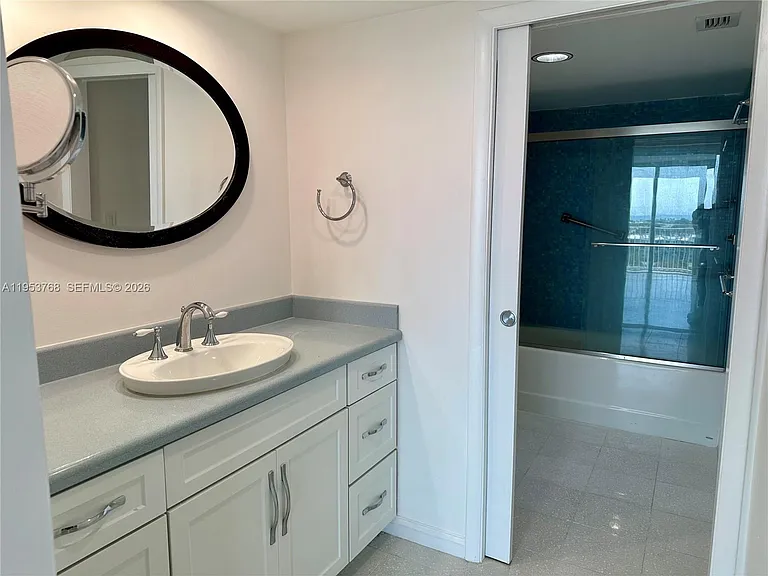 881 Ocean Dr #10D — Photo 11