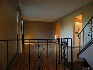 4th image of 26 Colonial Ct