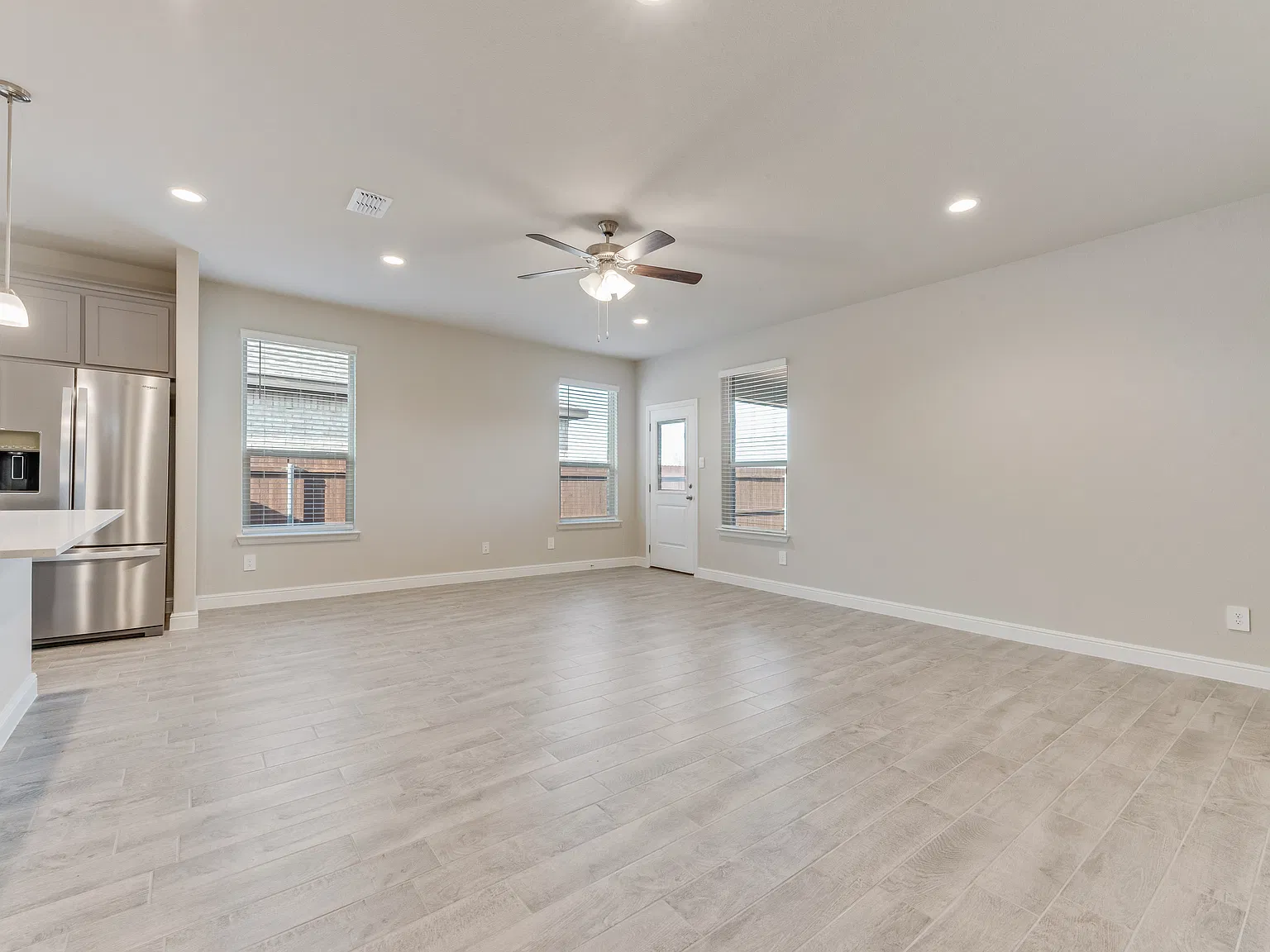 5 bed, 2093 sqft, $2,495 — Photo 3