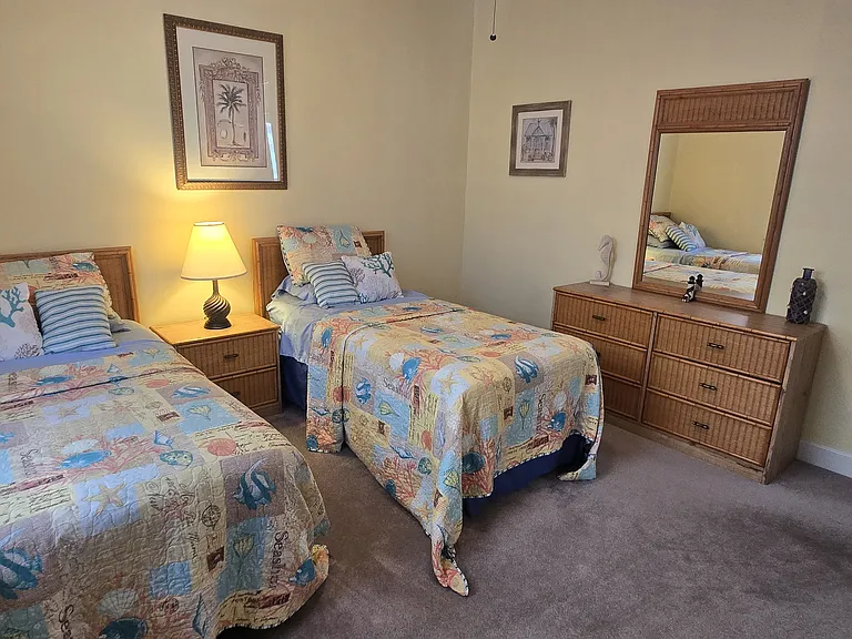 1st floor bedroom with twin beds