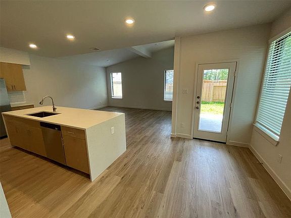 4th image of 2521A Appian Way