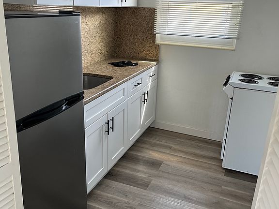5th image of 472 15th Ave N #1/2