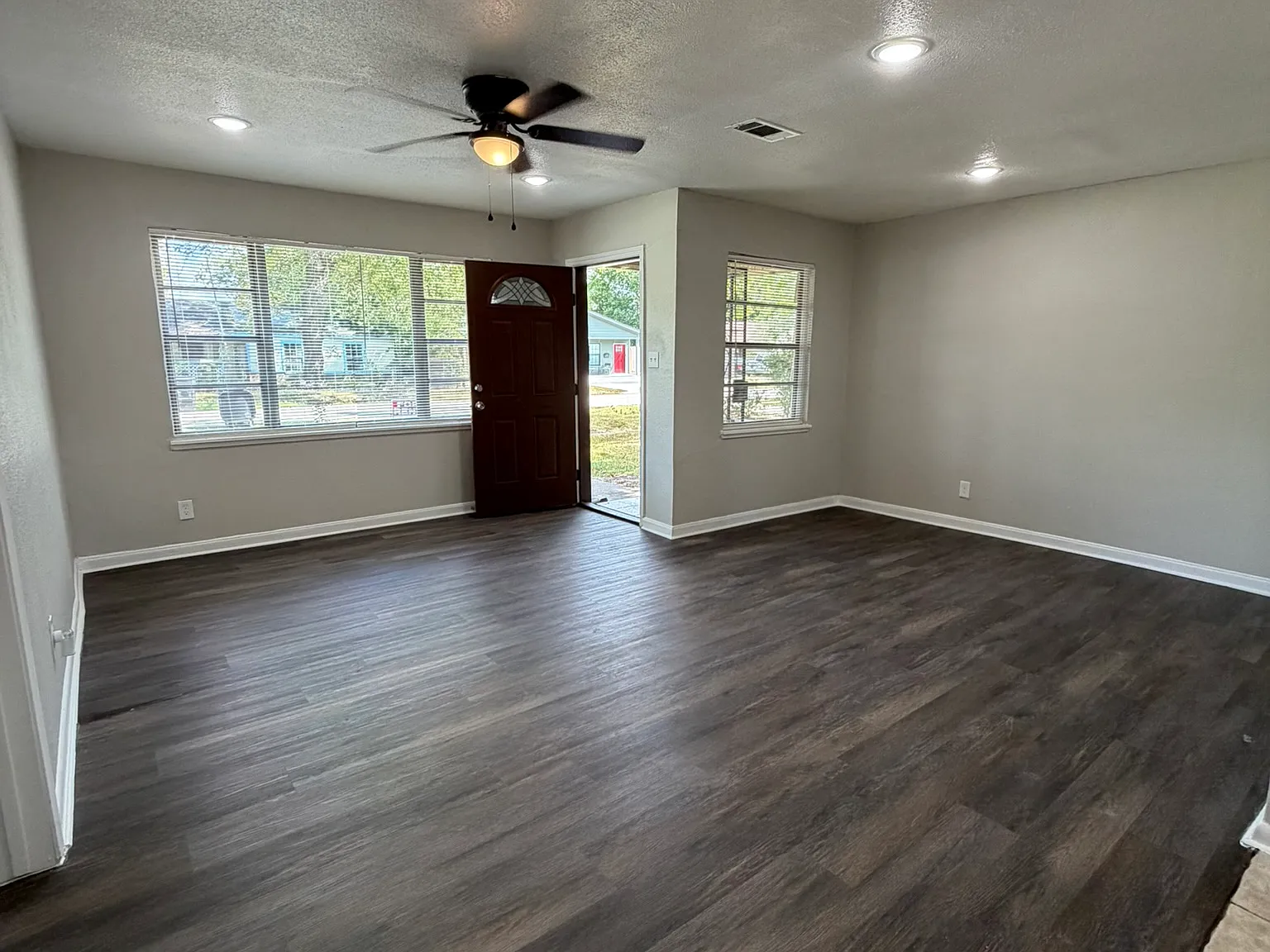 3 bed, 1200 sqft, $1,400 — Photo 2