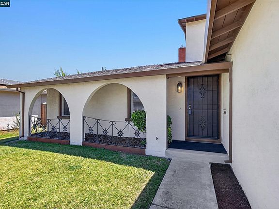 2nd image of 2829 Carmona Way