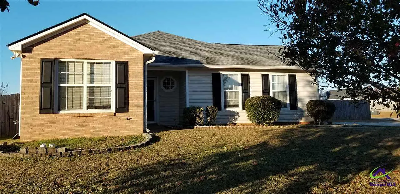 3 bed, 2.0 bath, 1299 sqft, $1,725 — Photo 2
