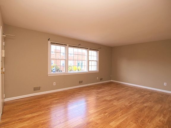 3rd image of 9 Stanford Dr