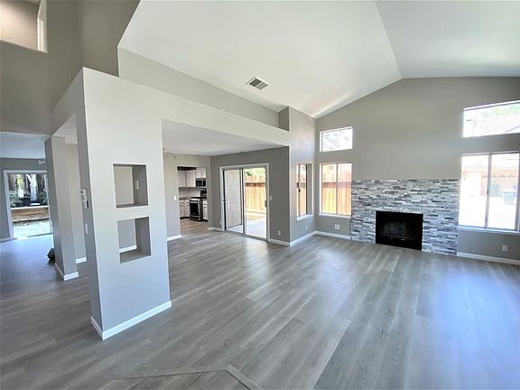 3rd image of 8537 Giverny Cir