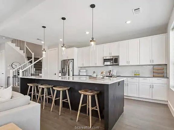3rd image of 222 Estates Cir
