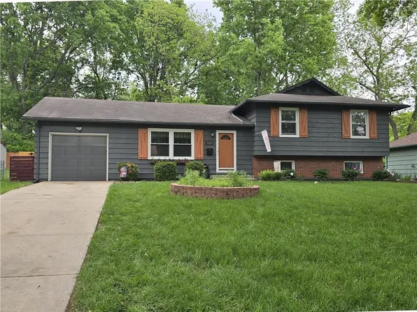 7113 Slater St, Prairie Village, KS 66204