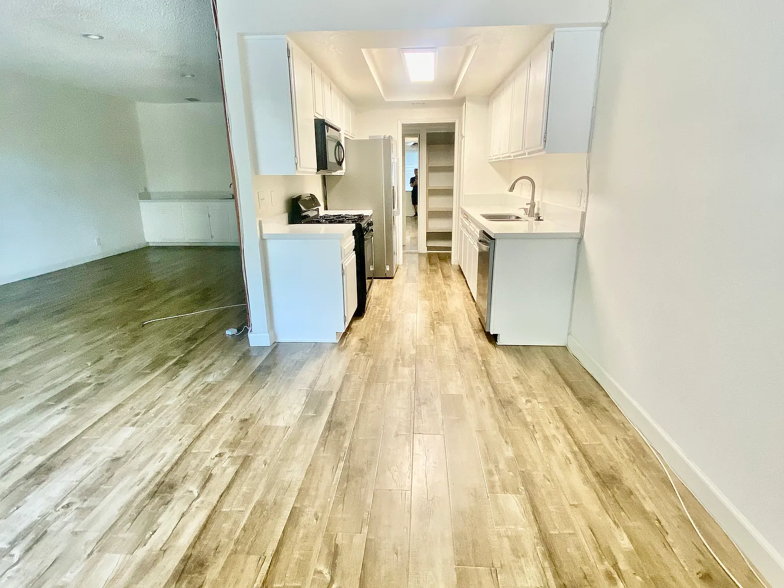 1 bed, 850 sqft, $2,300 — Photo 2