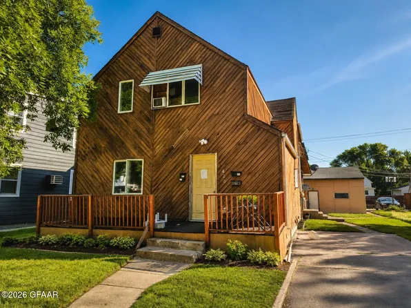 820 N 6th St, Grand Forks, ND 58203