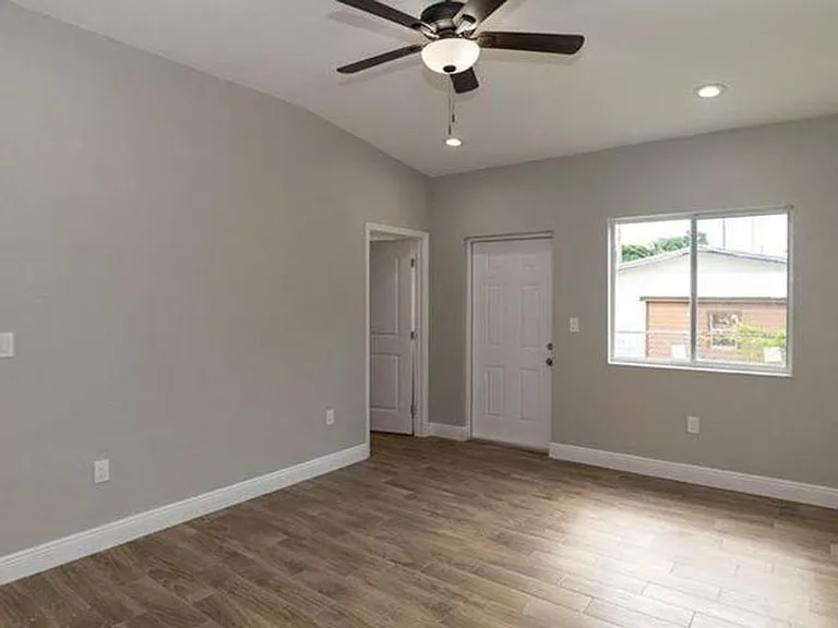 1138 NW 1st Ave — Photo 16