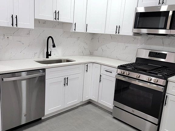 5th image of 4048 N Franklin St