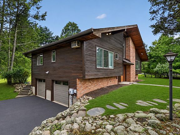 2nd image of 15 Meadowlark Drive