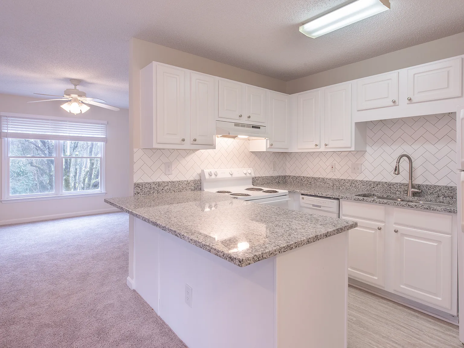 LaSalle Pointe Apartments — Photo 3
