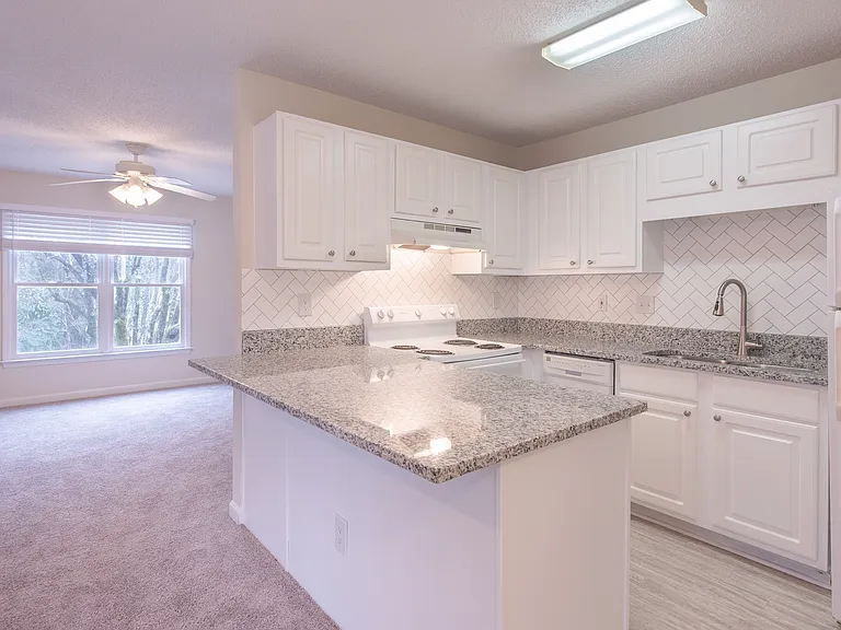 LaSalle Pointe Apartments — Photo 3