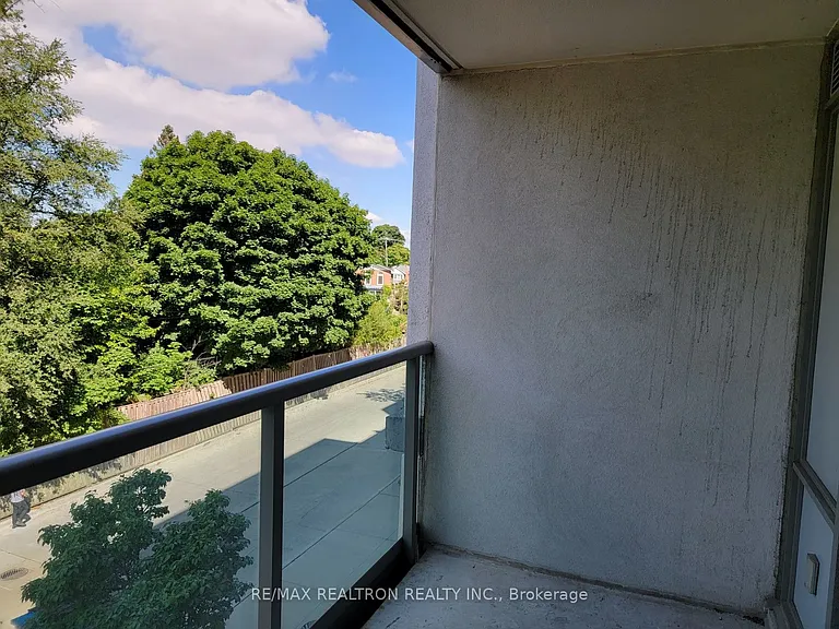 Bathurst St — Photo 8