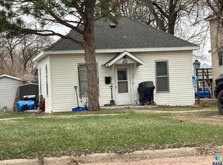 433 S Harth Ave, Madison, SD 57042