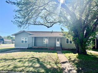 501 S 11th St, Clinton, OK 73601