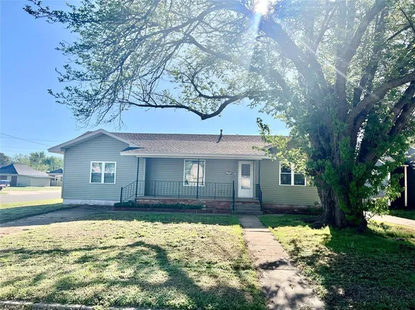 501 S 11th St, Clinton, OK 73601