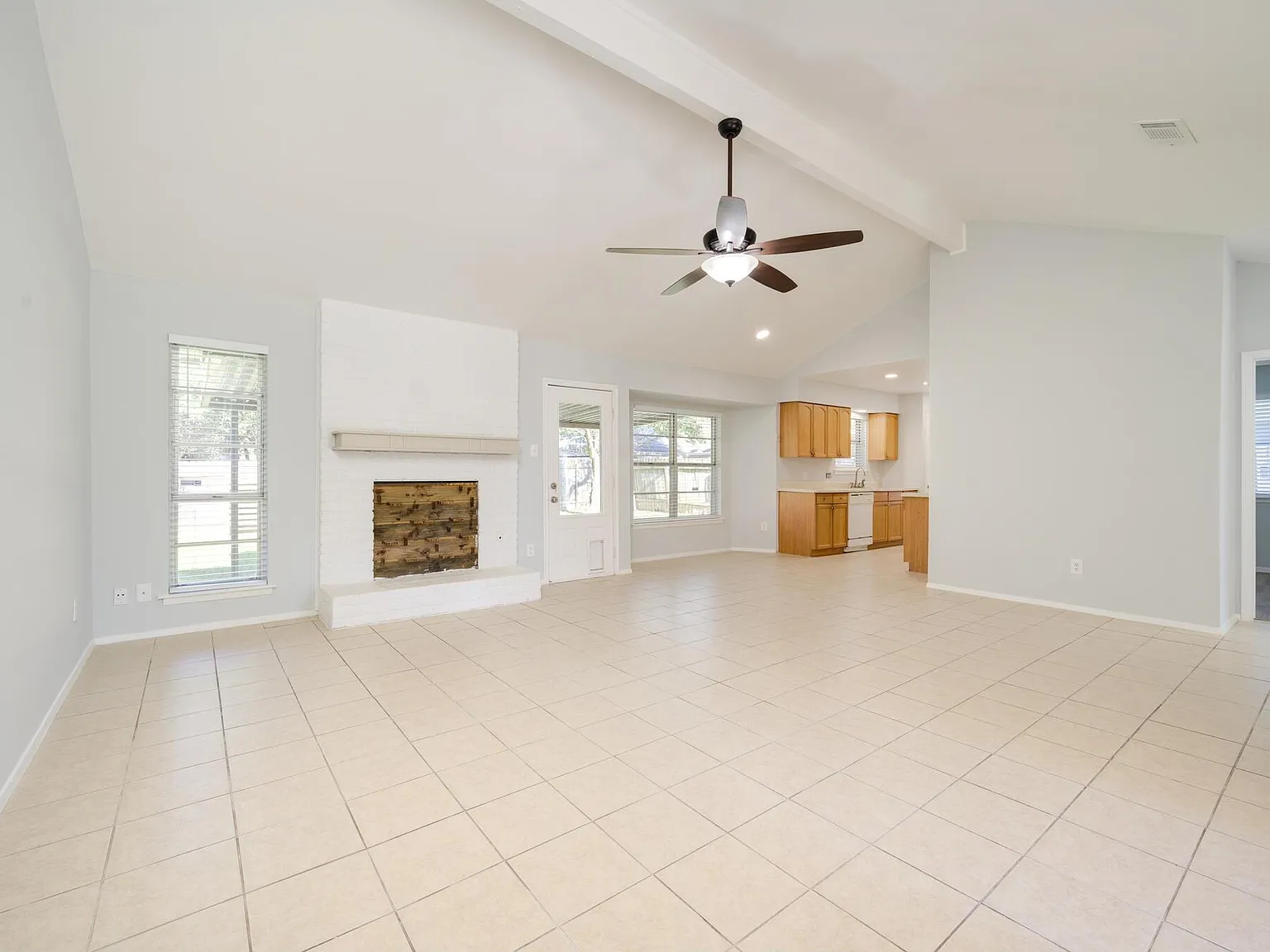 3 bed, 2.0 bath, 1254 sqft, $2,000 — Photo 4