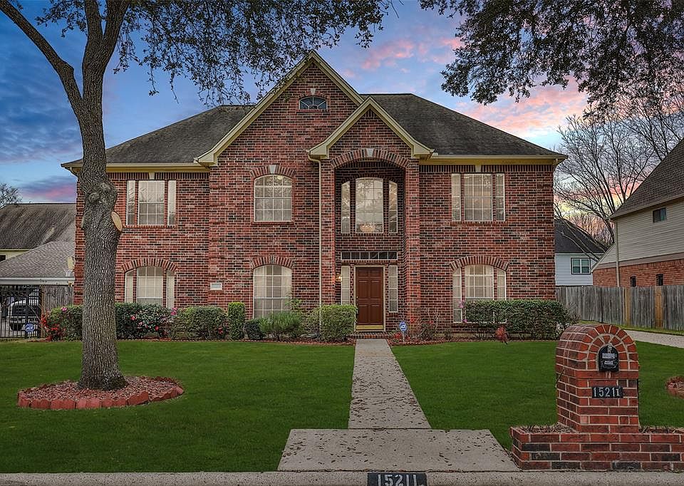 Welcome to 15211 Lantern Creek, Located in the beautiful Olde Oaks subdivision!