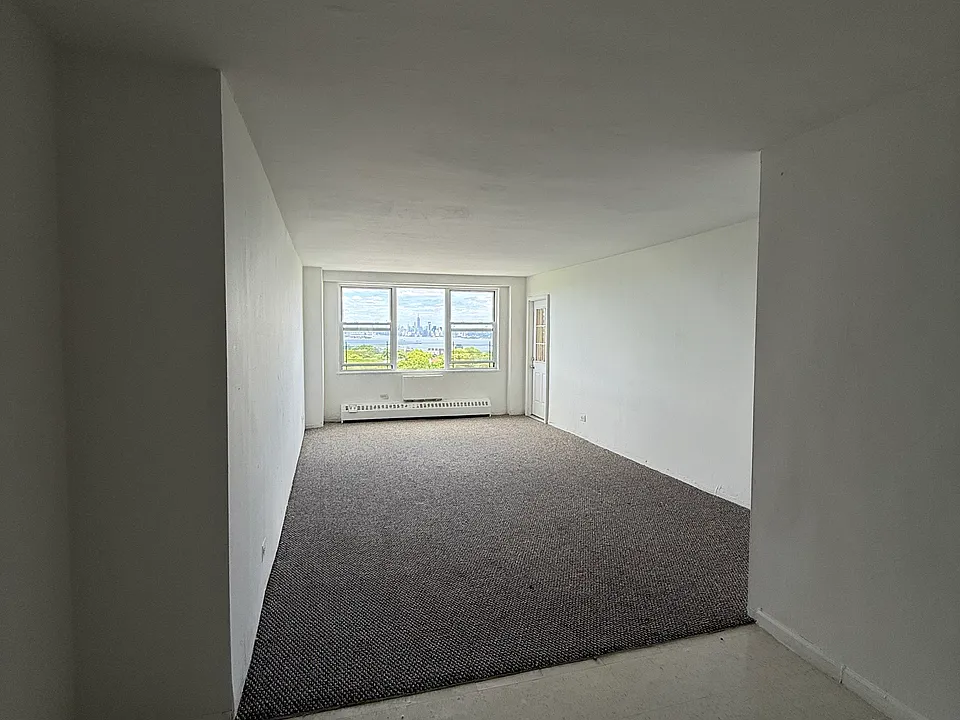 700 Victory Blvd #18