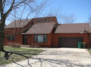 711 8th Ave SE, Independence, IA 50644