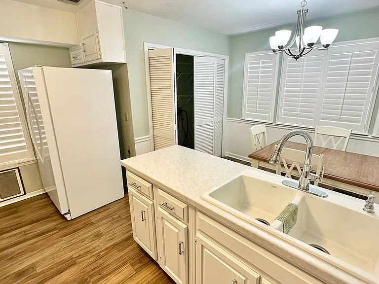 937 Holbrook Cir — Photo 10