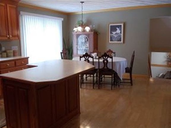 3rd image of 712 Willow Ln