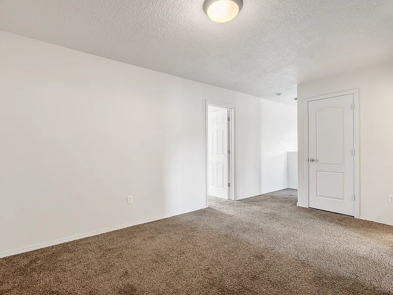 1932 Cortina Loop SE — Photo 18