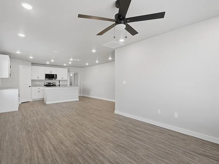 3035 Glennster St — Photo 6