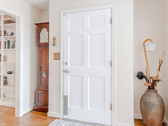5th image of 3275 Laurel Dr