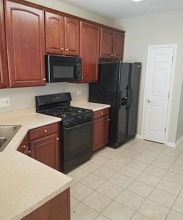 4th image of 2293 Stoughton Dr