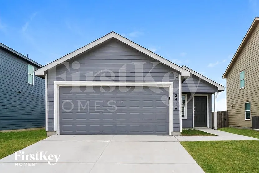 2416 Lake Hls