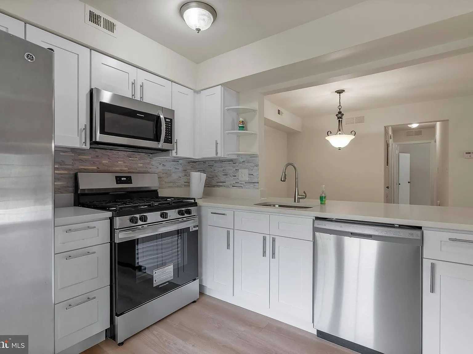 2 bed, 1.0 bath, 920 sqft, $2,200 — Photo 4