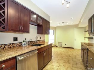 16 Club Dr S, Jericho, NY 11753