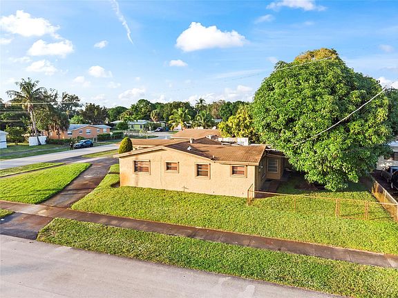 4th image of 820 NW 38th Avenue
