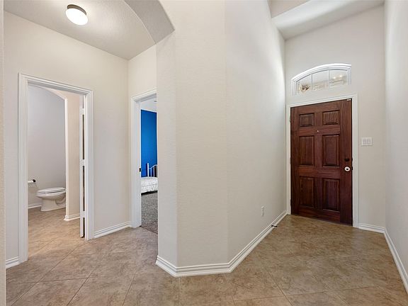 5th image of 605 Palmilla St