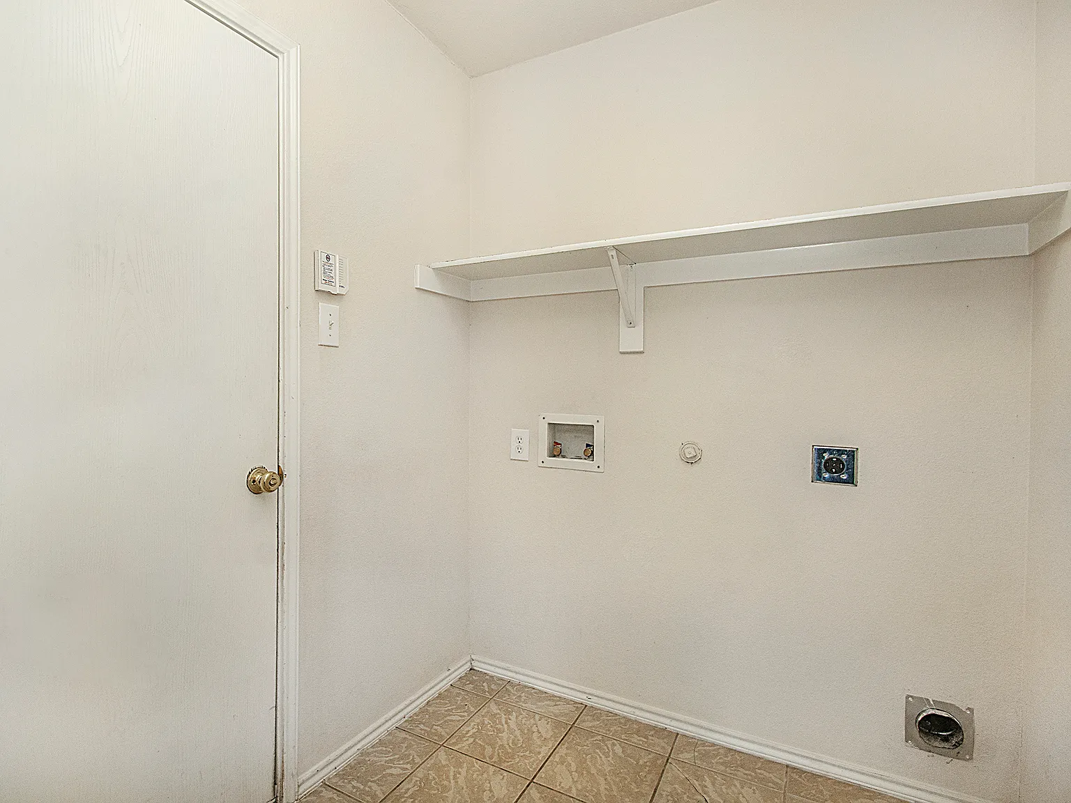 3 bed, 1987 sqft, $2,100 — Photo 3