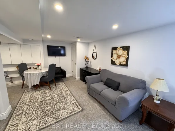 16 Haida Dr, Aurora, ON L4G 3C7