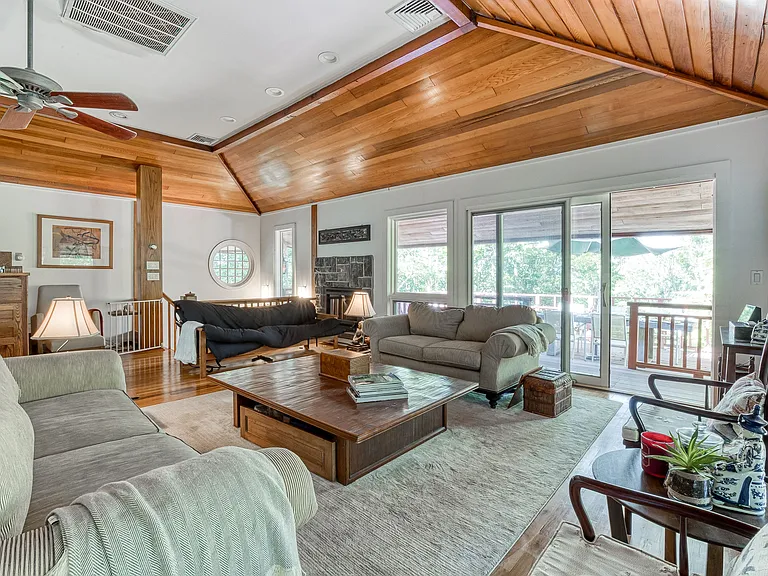 Margaret Dr — Photo 19