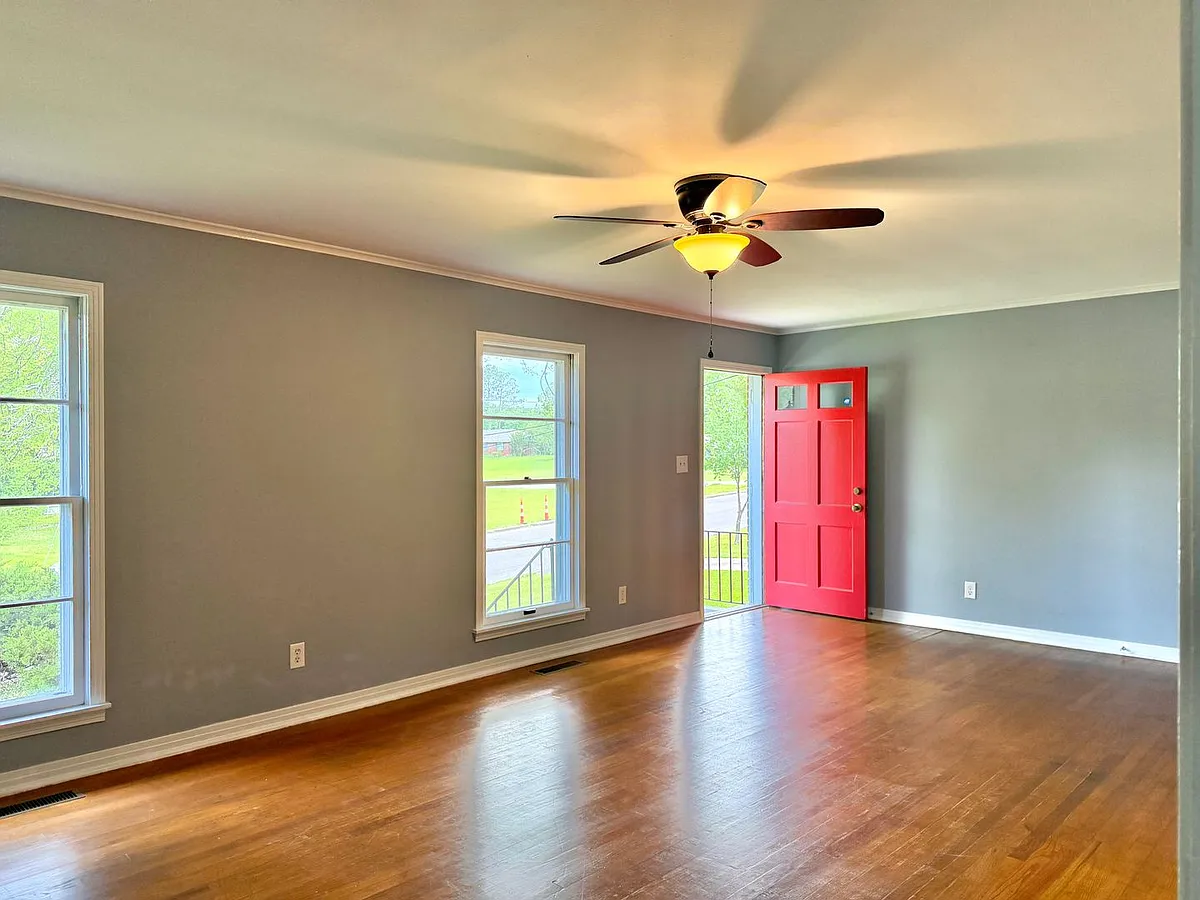 Building Photo - 920 Eisenhower Dr